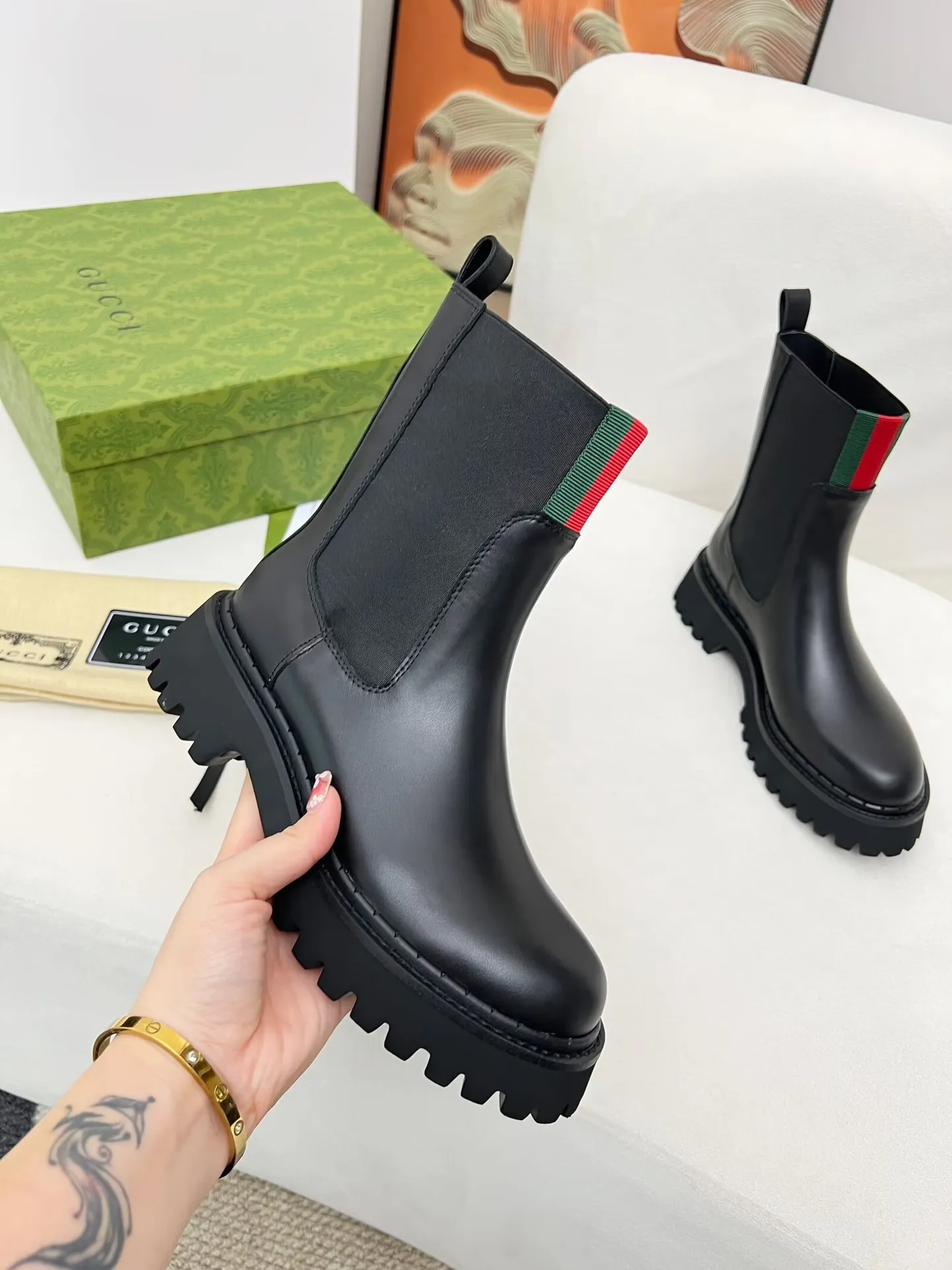 👟👟Ex-factory price 600👟👟 2025 latest version of Gucci GUCCI versatile Martin boots, easy to put on and take off, brand webbing color matching Heel height: 5cm Fabric: cowhide/open edge beads Inner/foot pads: black cowhide 🐂 Outsole is made of foam outsole Color: black Code number: 34-40. 34 and 41 42 Need to be customized Packaging: Comes with card and cloth bag.